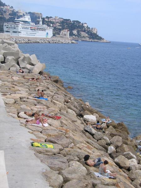 Plage de Nice.JPG - ... and the beach with big rocks by the port